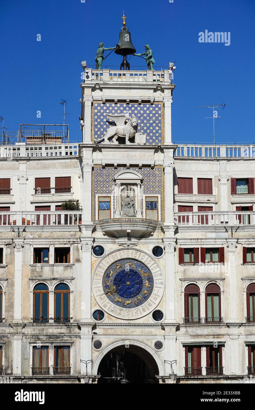 Edificio rinascimentale della Torre dell'Orologio di San Marco in Piazza San Marco a Venezia Foto Stock