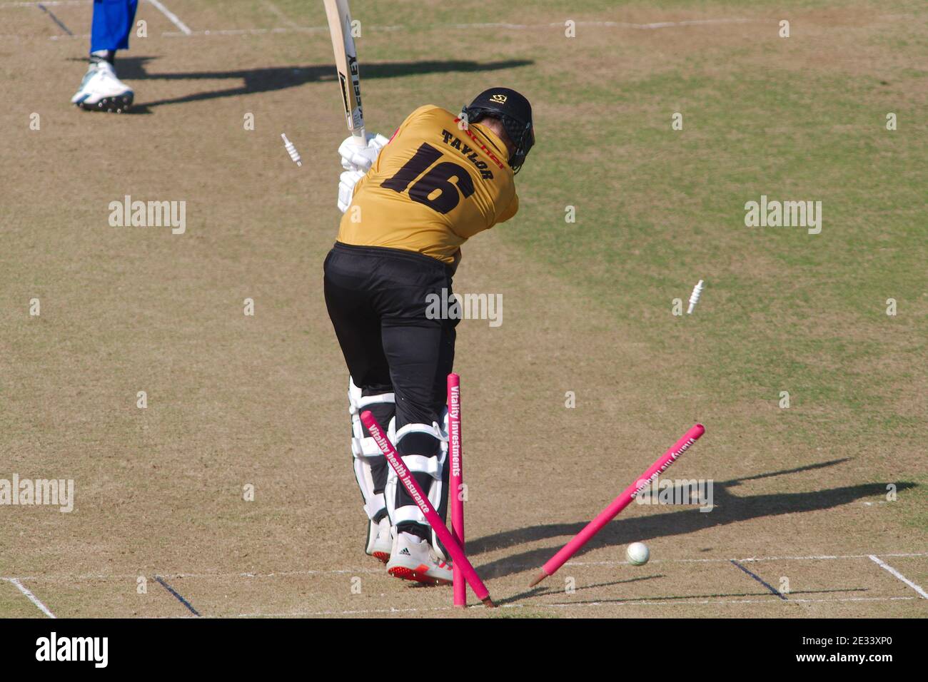 Chester le Street, Inghilterra, 13 settembre 2020. Tom Taylor of Leicester Foxes è calciato da Brydon Carse di Durham durante la loro partita Vitality Blast al Riverside Ground. Foto Stock