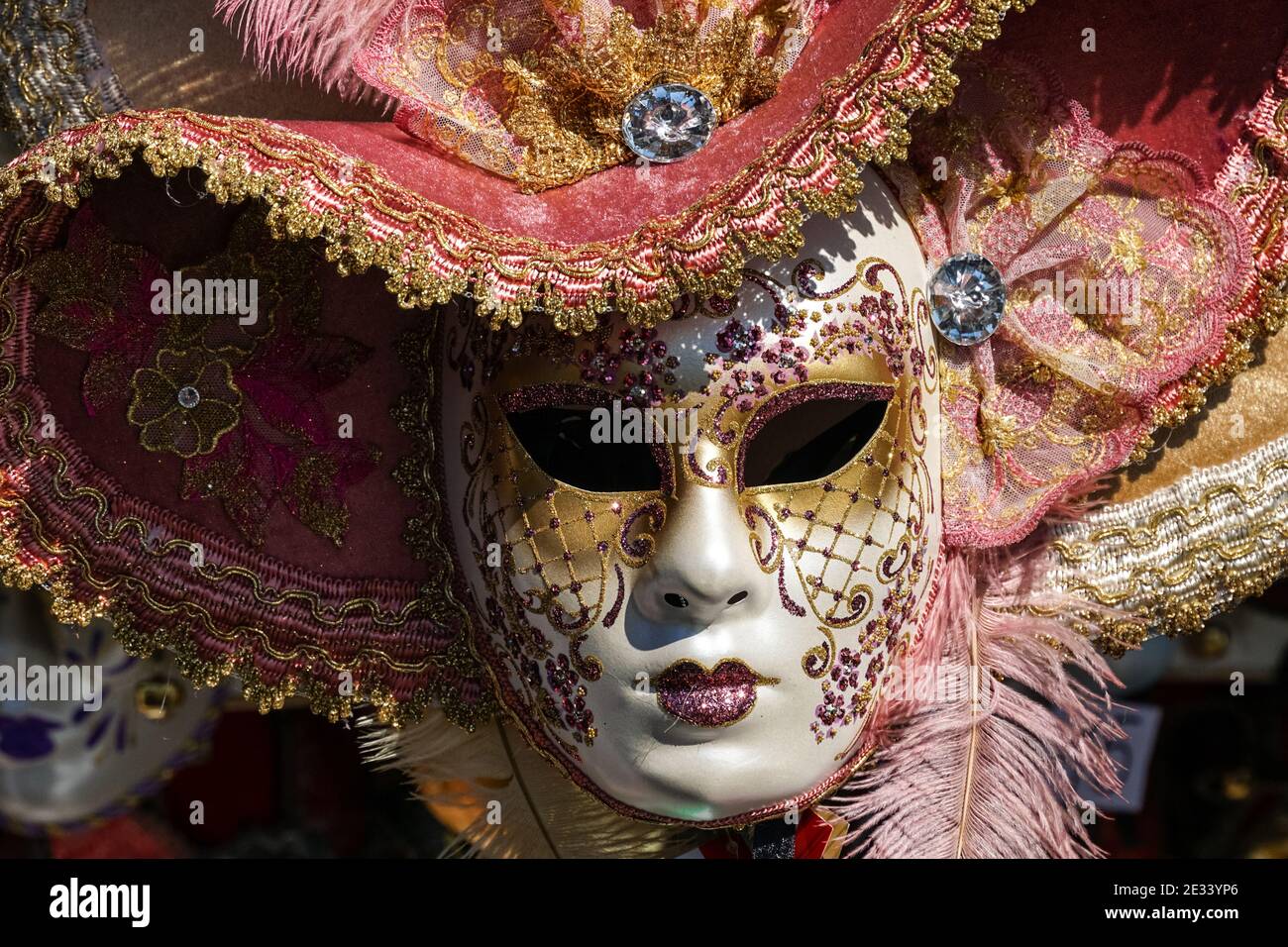 Maschera di Carnevale in mostra nel negozio di souvenir di Venezia durante il Carnevale di Venezia Foto Stock