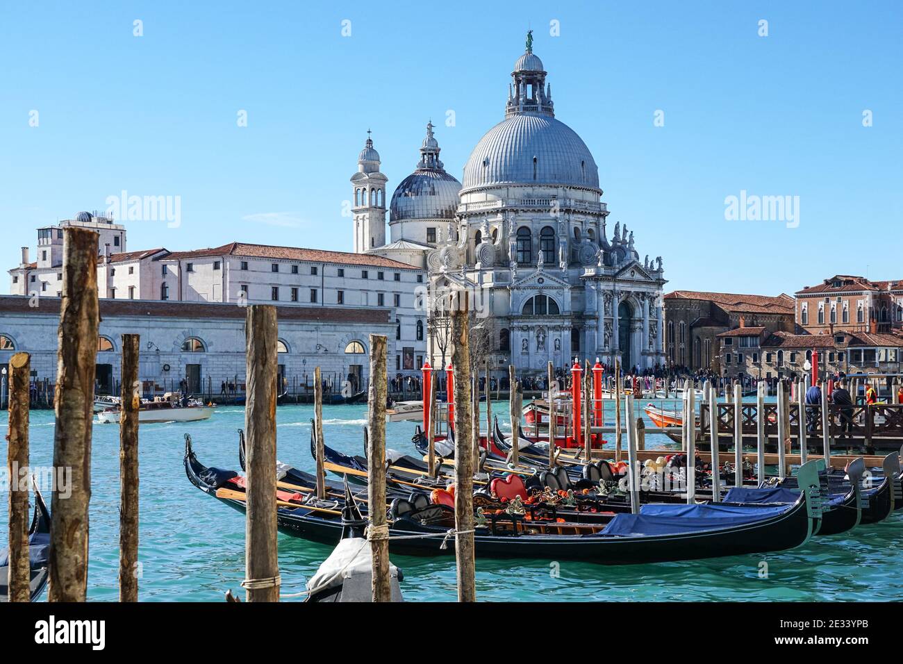 Gondola veneziana al Canal Grande, gondole ormeggiate a Venezia con la basilica di Santa Maria della Salute sullo sfondo, Italia Foto Stock