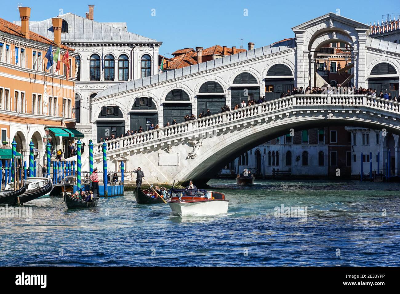 Il Ponte di Rialto sul Canal Grande a Venezia Foto Stock