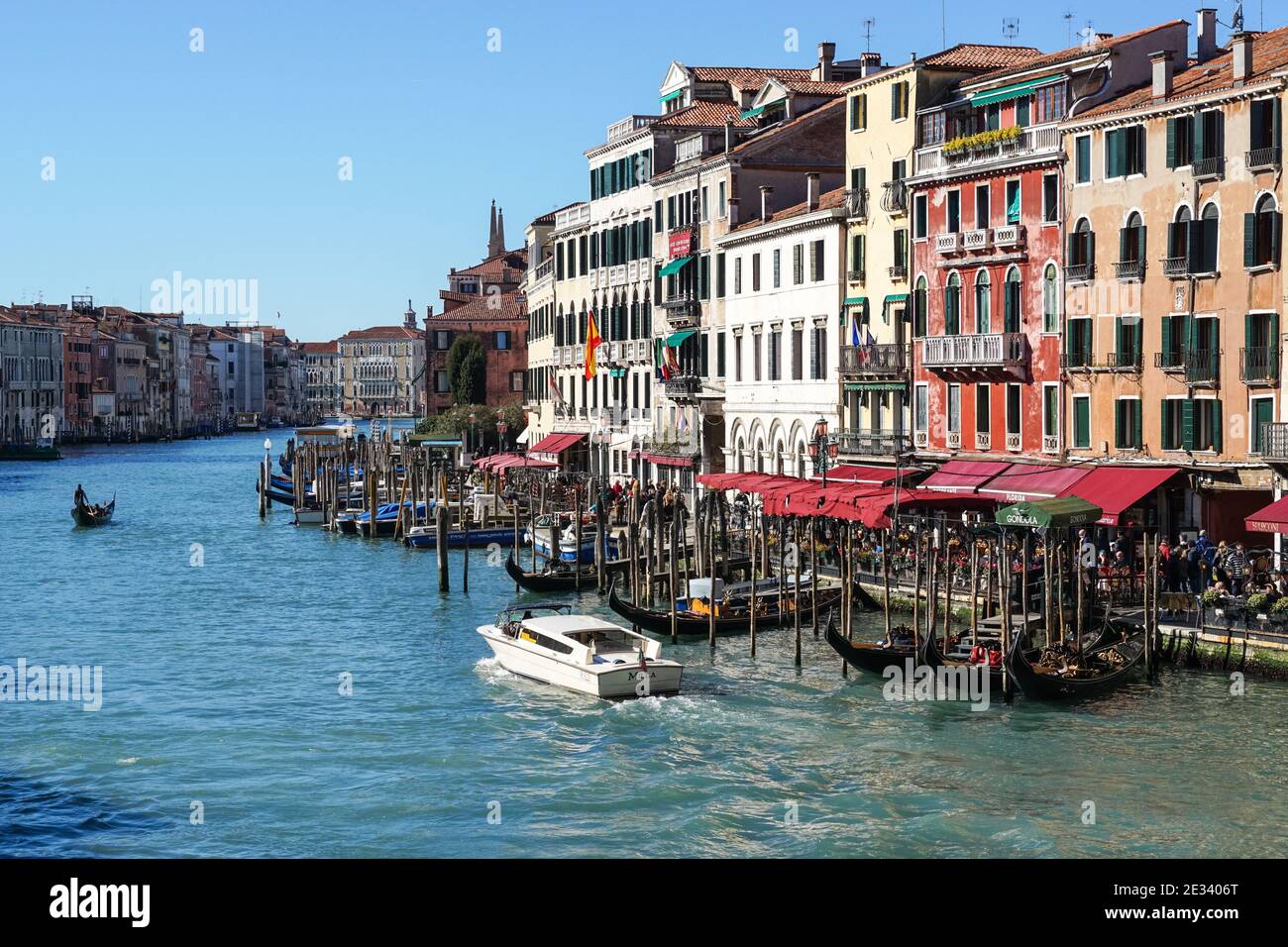 Barche e gondole sul Canal Grande a Venezia, Italia, Foto Stock