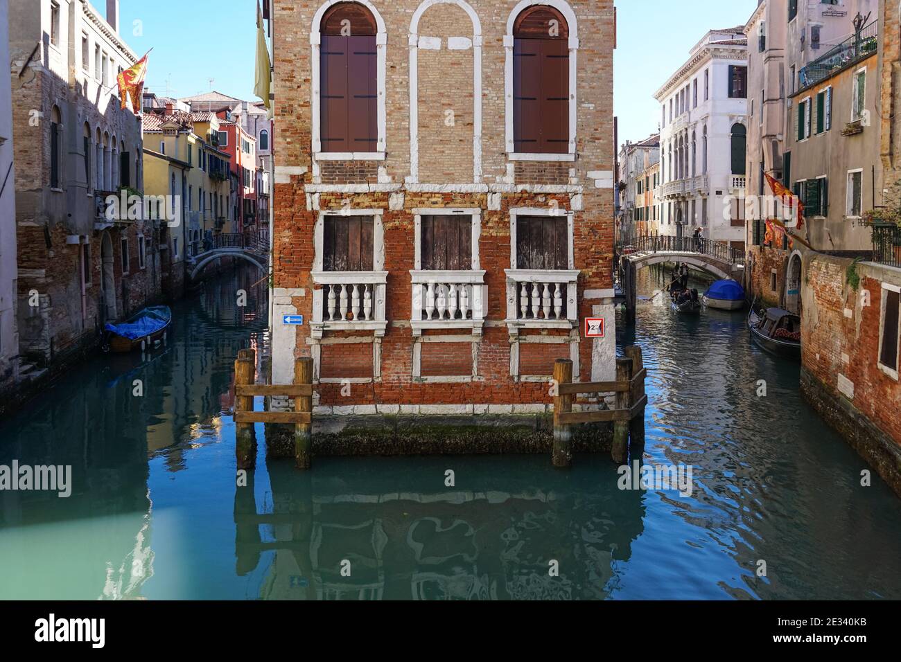 Vecchi edifici tradizionali veneziani sul canale rio di San Giovanni Laterano nel sestiere di Castello, Venezia, Italia Foto Stock