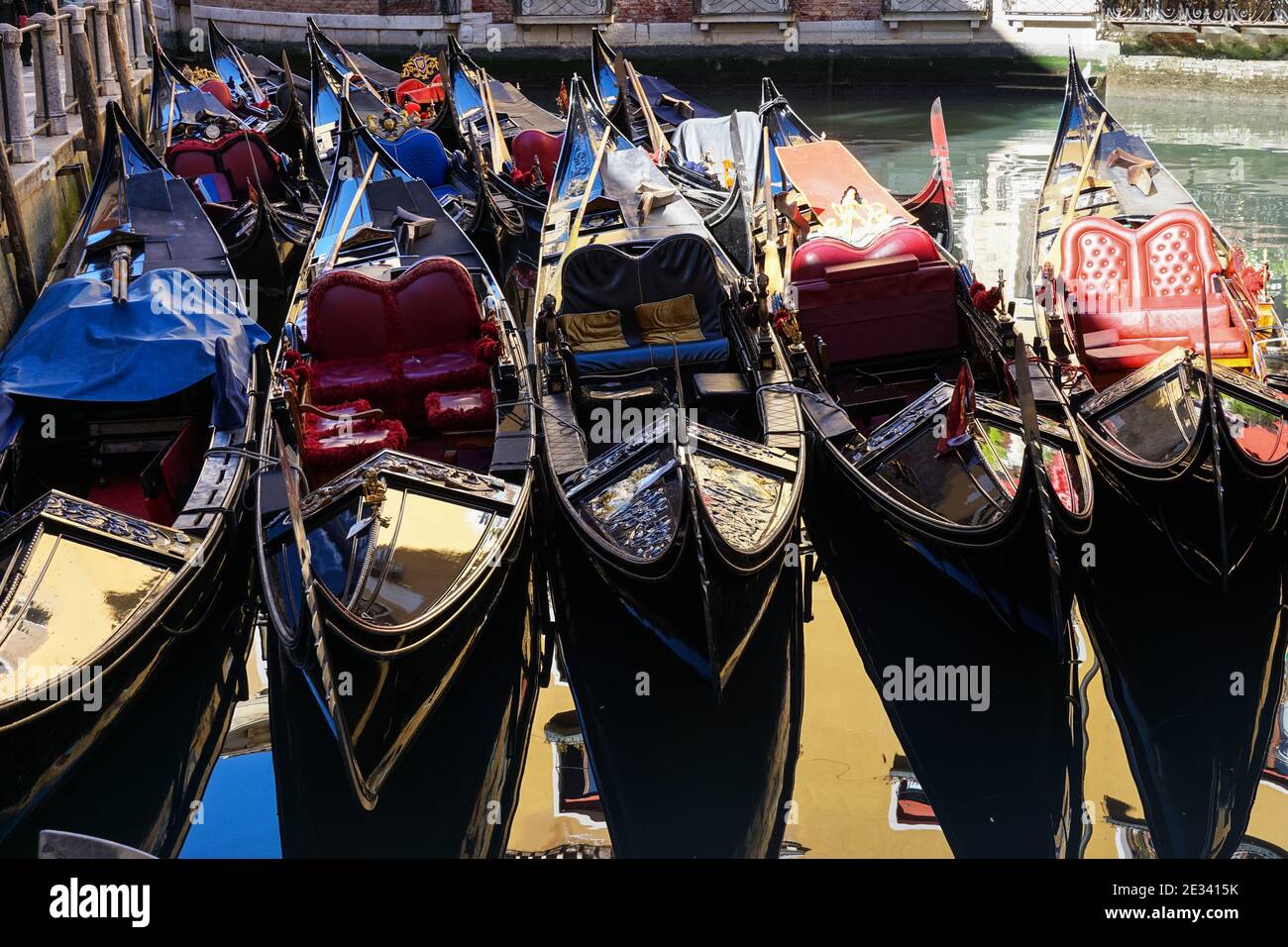 Gondola veneziana tradizionale, gondole veneziane sul canale di Venezia Foto Stock