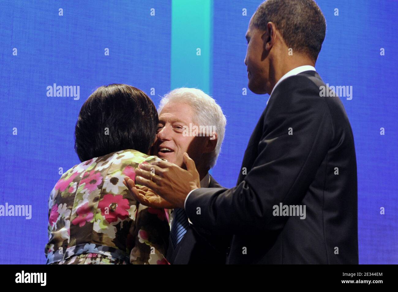 L'ex presidente degli Stati Uniti Bill Clinton (C) saluta la First Lady Michelle Obama (L) mentre il presidente degli Stati Uniti Barack Obama (R) guarda alla Clinton Global Initiative (CGI) a New York City, NY, USA il 23 settembre 2010. Il presidente Obama si è Unito a sessantaquattro capi di stato attuali ed ex nel partecipare alla sesta riunione annuale della CGI. Secondo Bill Clinton, l'impegno dei membri della CGI ha migliorato la vita di oltre 220 milioni di persone in 170 paesi. L'incontro del 2010 prevede una sessione su "Pace e oltre in Medio Oriente". Foto di Michael Reynolds/EPA Pool/ABACAPRESS.COM Foto Stock