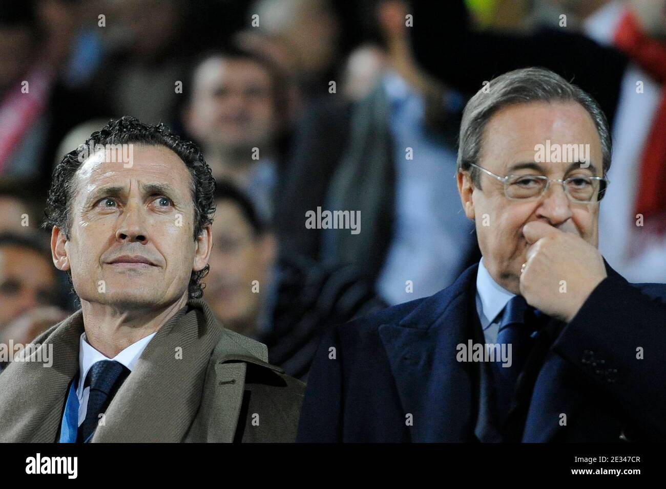 Gli uomini forti del Real Madrid Florentino Perez Presidente e Jorge Valdano durante la UEFA Champions League, Gruppo G, partita di calcio, AJ Auxerre vs Real Madrid, ad Auxerre, Francia, il 28 settembre 2010. Il Real Madrid ha vinto 1-0. Foto di Henri Szwarc/ABACAPRESS.COM Foto Stock