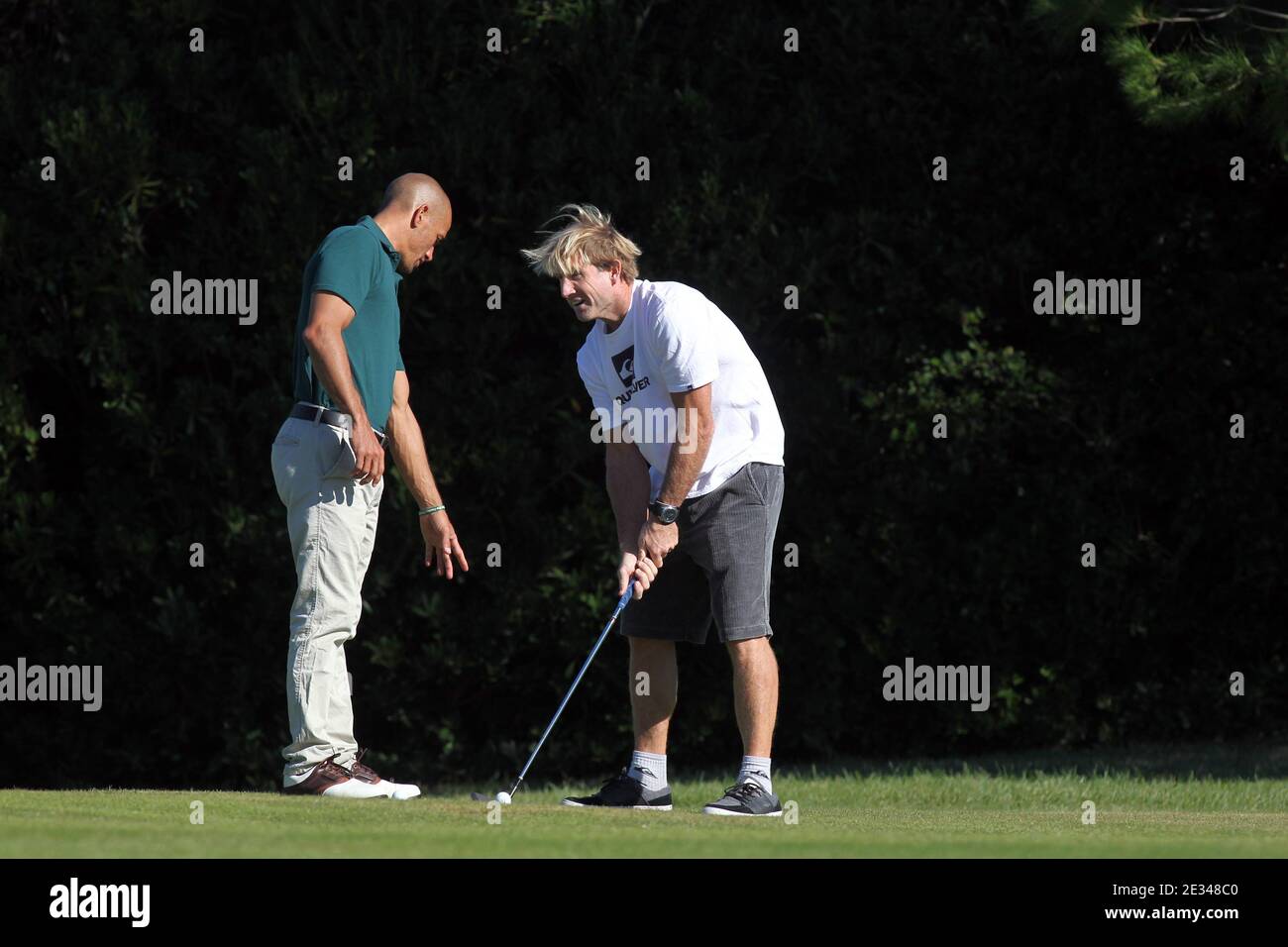 Kelly Slater e Robby Naish (a destra) durante il trofeo Golf Enjoy & Care (per l'associazione di beneficenza francese un maillot por la vie) presso 'le Golf du Phare' a Biarritz, Francia sudoccidentale, il 29 settembre 2010. Foto di Manuel Blondau/ABACAPRESS.COM Foto Stock