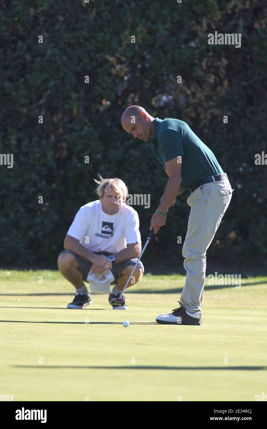 Kelly Slater e Robby Naish (background) durante il trofeo Golf Enjoy & Care (per l'associazione di beneficenza francese un maillot por la vie) presso 'le Golf du Phare' a Biarritz, Francia sudoccidentale, il 29 settembre 2010. Foto di Manuel Blondau/ABACAPRESS.COM Foto Stock