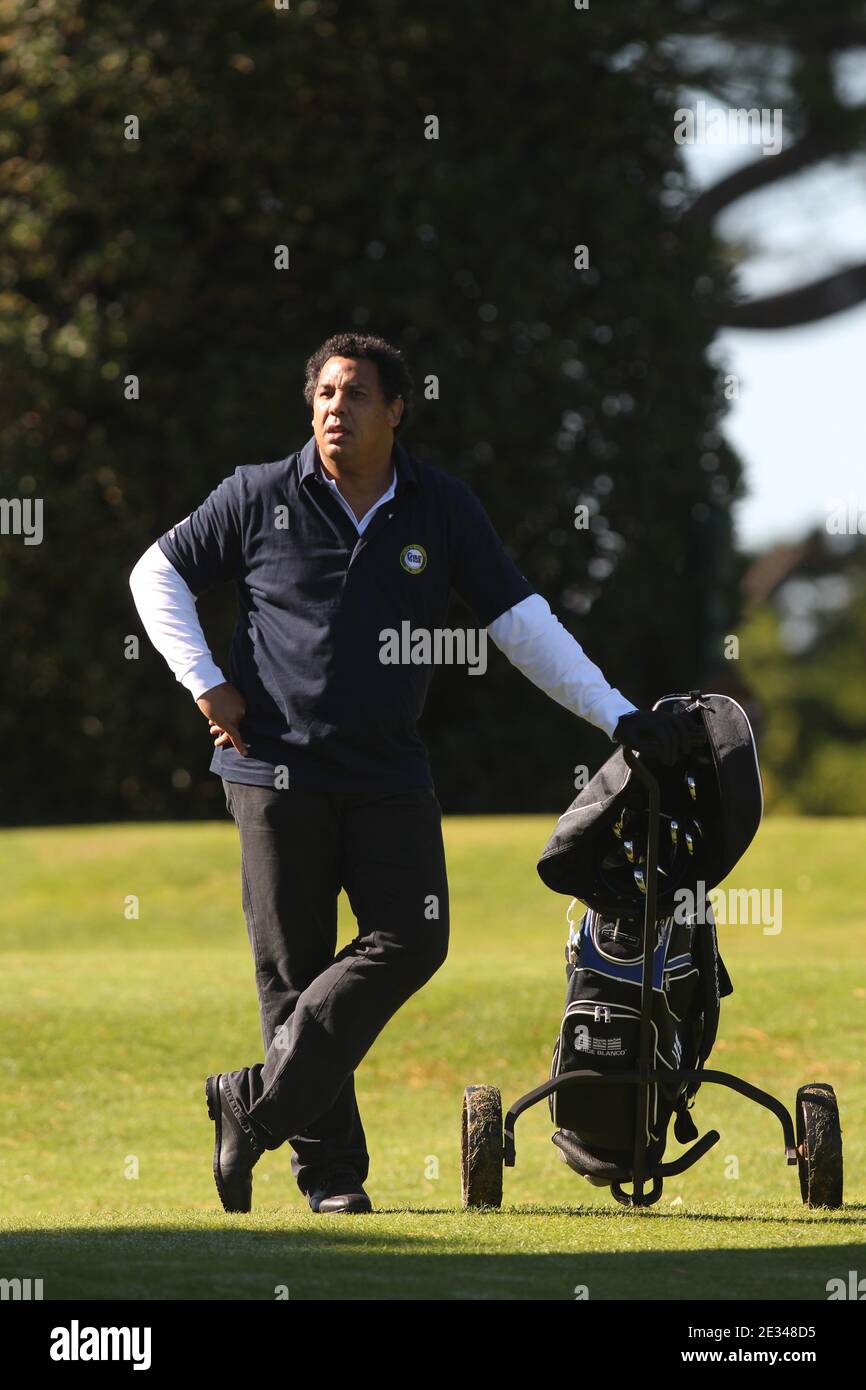 Serge Blanco durante il trofeo Golf Enjoy & Care (per l'associazione di beneficenza francese un maillot pour la vie) a 'le Golf du Phare' a Biarritz, Francia sudoccidentale, il 29 settembre 2010. Foto di Manuel Blondau/ABACAPRESS.COM Foto Stock