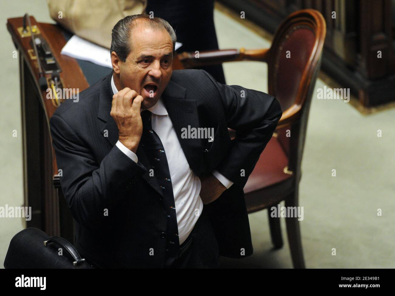 Antonio di Pietro, leader del partito Italia dei valori, fa gesti come il primo ministro italiano Silvio Berlusconi ha pronunciato un discorso durante un dibattito in Parlamento a Roma, Italia, il 29 settembre 2010. Il primo ministro italiano Silvio Berlusconi ha vinto un voto di fiducia nel parlamento, salvando il suo governo di centro-destra dal collasso. Foto di Eric Vandeville/ABACAPRESS.COM Foto Stock