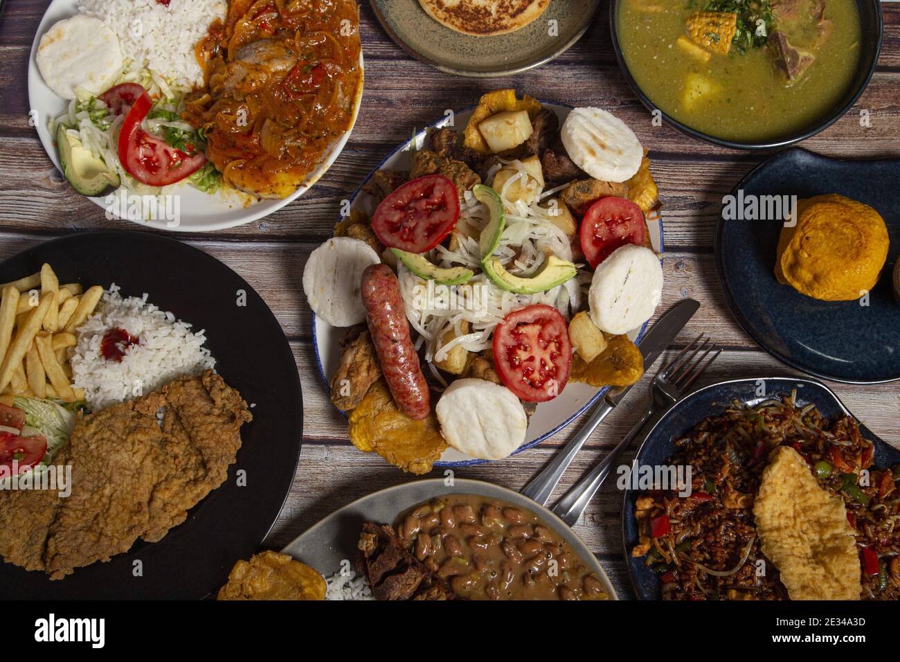 Vista dall'alto di vari piatti della cucina colombiana il tavolo del ristorante Foto Stock