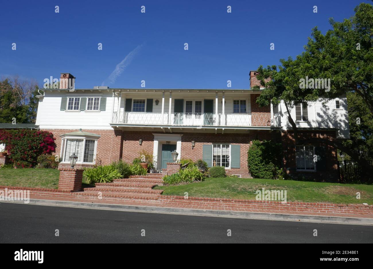 Beverly Hills, California, USA 16 gennaio 2021 UNA visione generale dell'atmosfera di ex casa/residenza dell'attore Errol Flinn, attrice Lili Damita, e l'attrice Barbara Rush a 1709 Tropical Avenue il 16 gennaio 2021 a Beverly Hills, California, Stati Uniti. Foto di Barry King/Alamy Stock foto Foto Stock