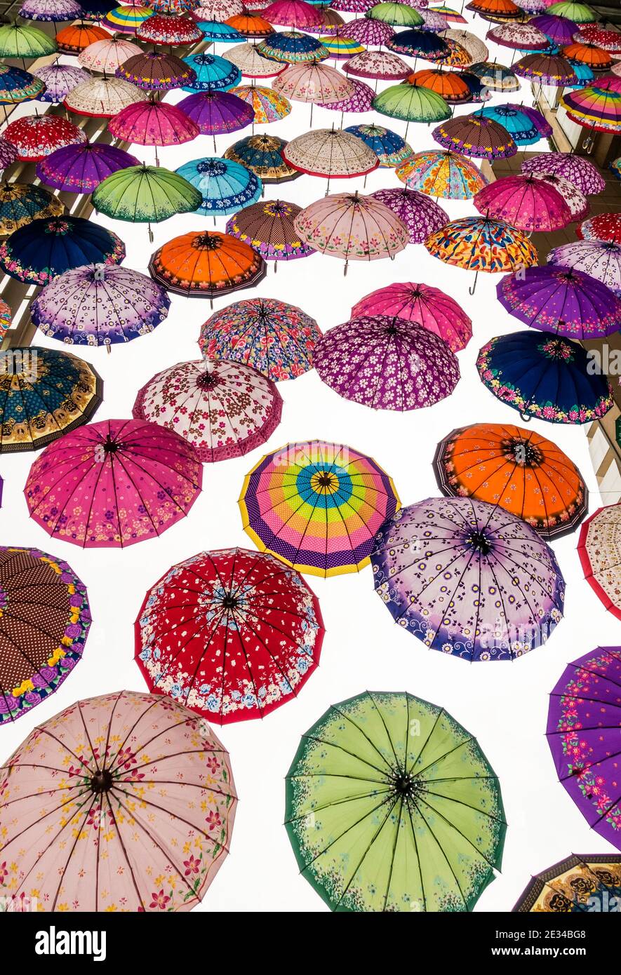 Collezione di ombrelloni colorati Foto Stock