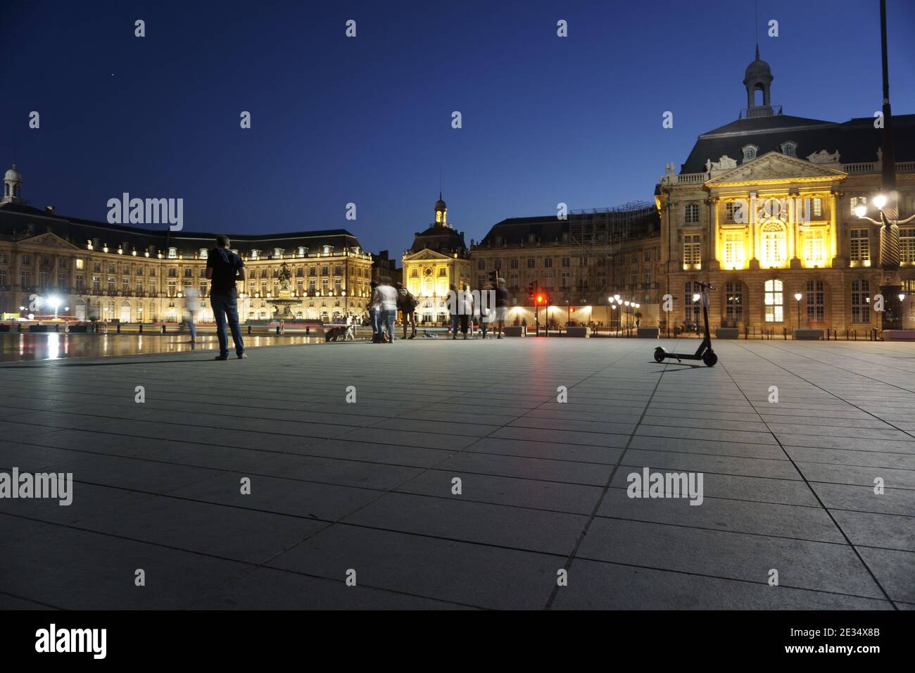 Place de la Bourse, acqua e fontana in una tarda serata estiva a Bordeaux, Francia Foto Stock