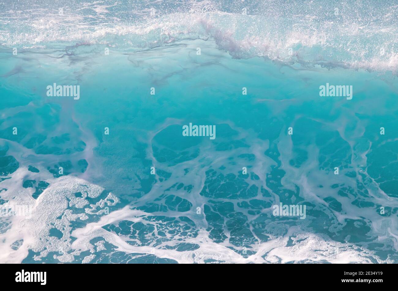 Bellissima onda di torquise che si infrangono vicino alla riva. Foto Stock