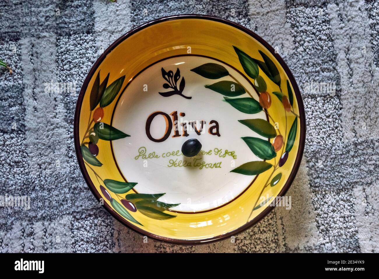 Olive su un piatto decorativo di insalata ceramica Foto Stock
