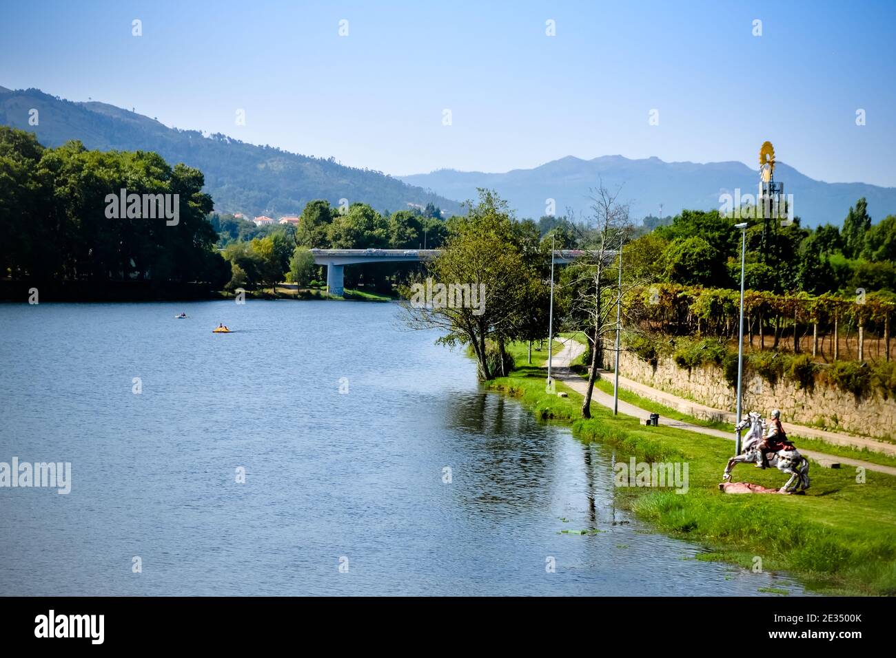 Cavallo romano vista ai margini del rio Lima a. Ponte de Lima in Portogallo Foto Stock