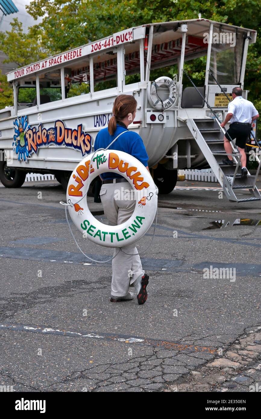 Dipendente di Ride the Ducks of Seattle con Lifebuoy Foto Stock