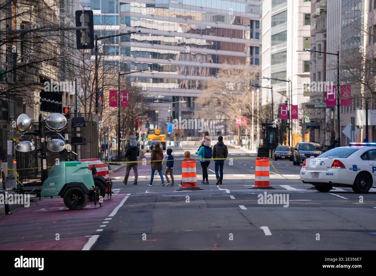 Una famiglia cammina tra le strade chiuse prima della sicurezza inaugurale in vista dell'imminente inaugurazione del presidente Joe Biden 16 gennaio 2021 a Washington DC. La sicurezza è ancora più rigida, dati i recenti eventi in cui i MAGA pro-Trump hanno violato il perimetro di sicurezza e sono penetrati nel Campidoglio degli Stati Uniti il 6 gennaio. Credito: Ken Cedeno/Pool via CNP /MediaPunch Foto Stock