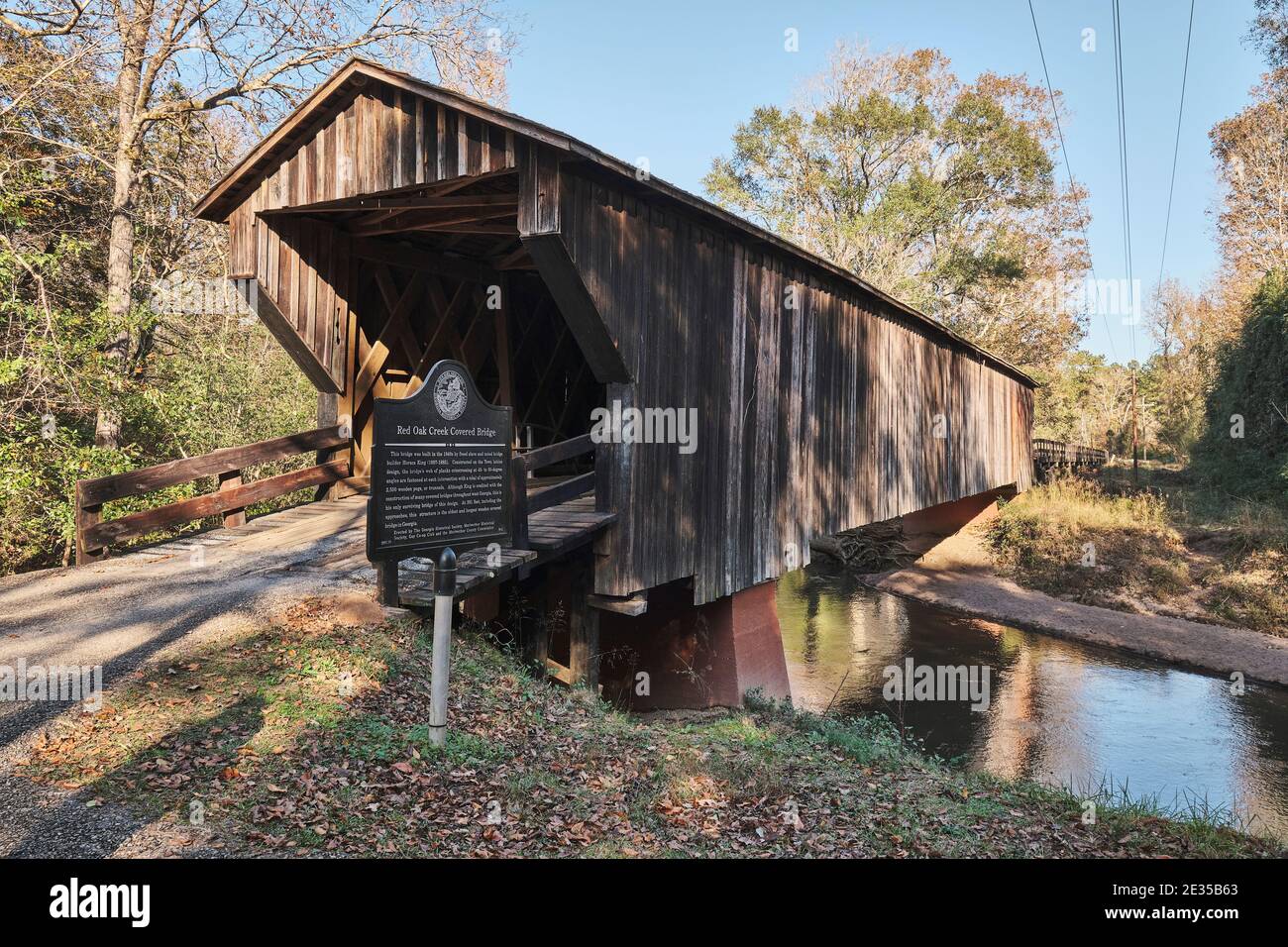 Ponte coperto di Red Oak Creek costruito da Horace King nel 1840's nella Georgia occidentale rurale, Stati Uniti. Foto Stock