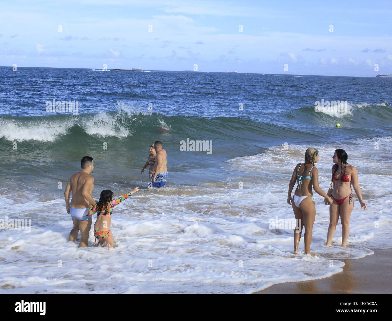 Vila Velha, Espirito Santo, Brasile. 16 gennaio 2021. VILHA VELHA (ES), 16/01/2021 - MOVIMENTAAO NA PRAIA DE ITAPOA - Movimentacao na praia de Itapoa neste sabado de muito calor na cidade de Vilha Velha em Espirito Santo. Credit: Edson De Souza/TheNEWS2/ZUMA Wire/Alamy Live News Foto Stock