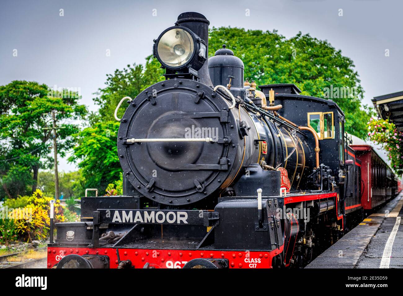 Un treno a vapore è trainato da una locomotiva di classe C17 completamente restaurata dai primi anni '20 lungo la linea ferroviaria Mary Valley Rattler. Foto Stock