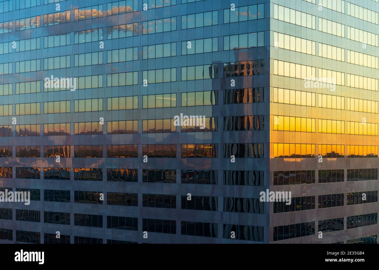 Citycape riflesso del centro di Denver all'alba, Colorado, Stati Uniti d'America (USA). Foto Stock
