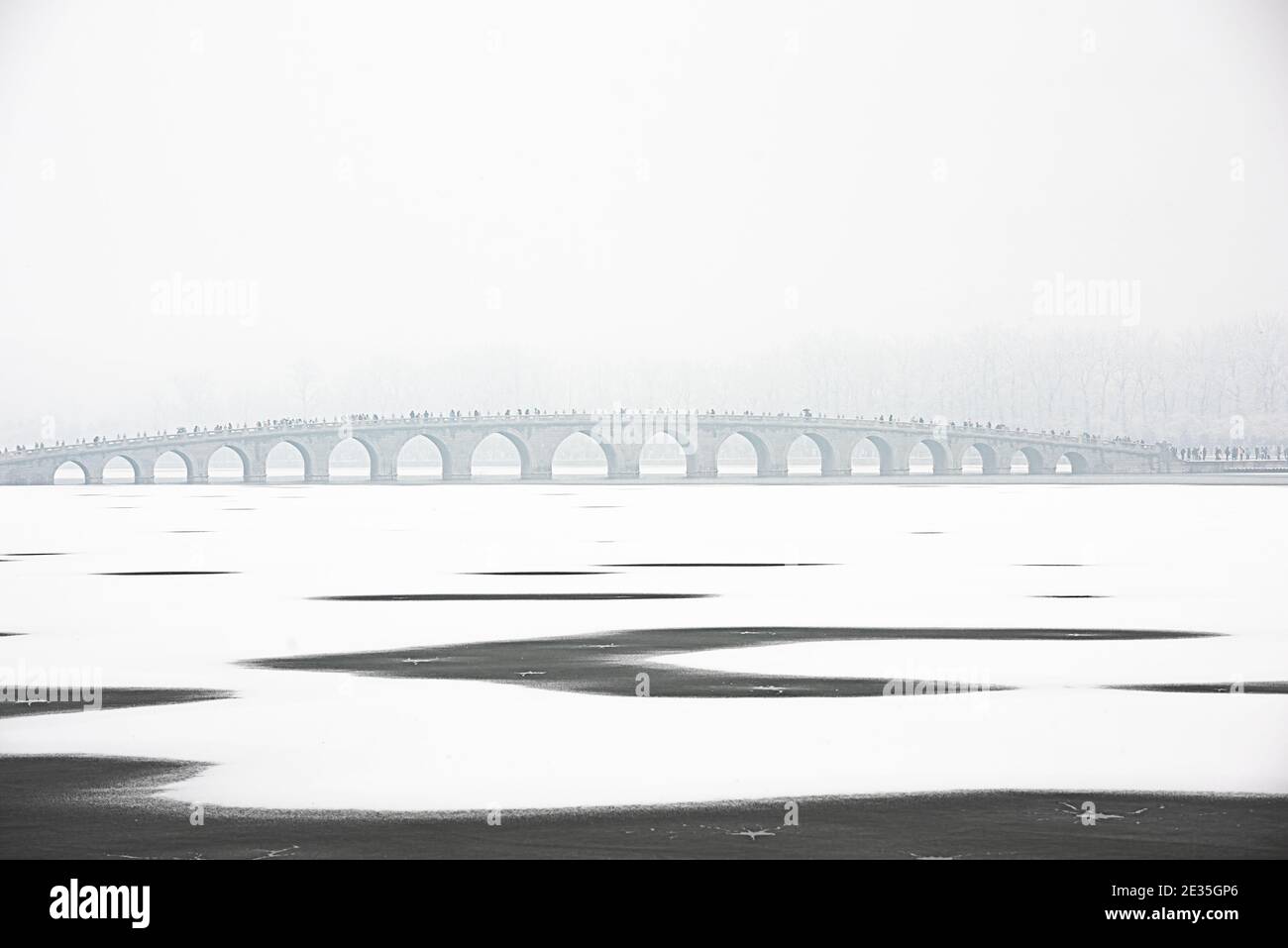 Il ponte a diciassette buche nel Palazzo d'Estate in inverno Foto Stock