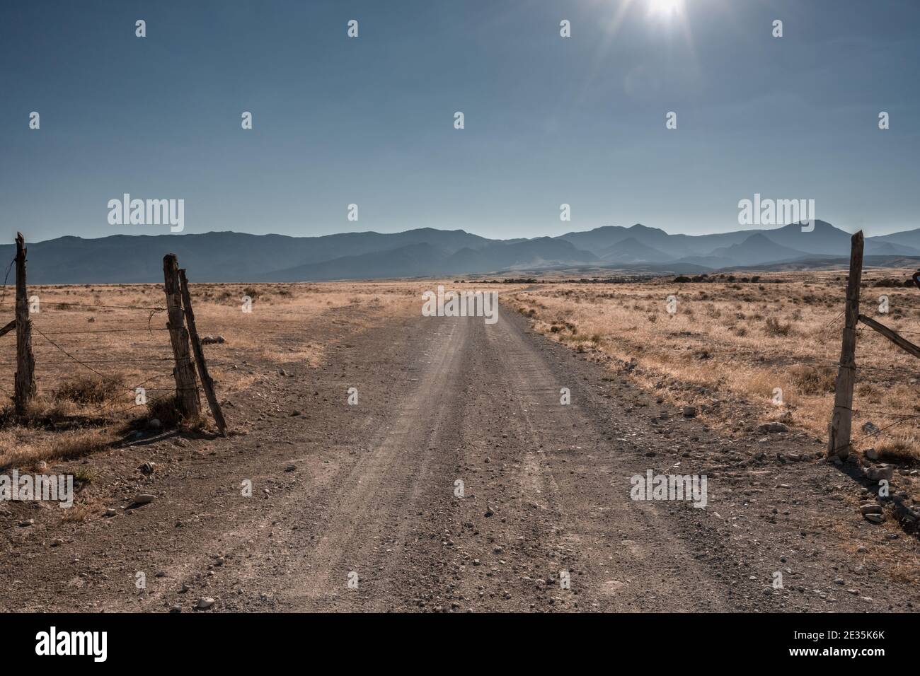 Gap in state Line Fence nella natura selvaggia del Nevada/Utah Foto Stock