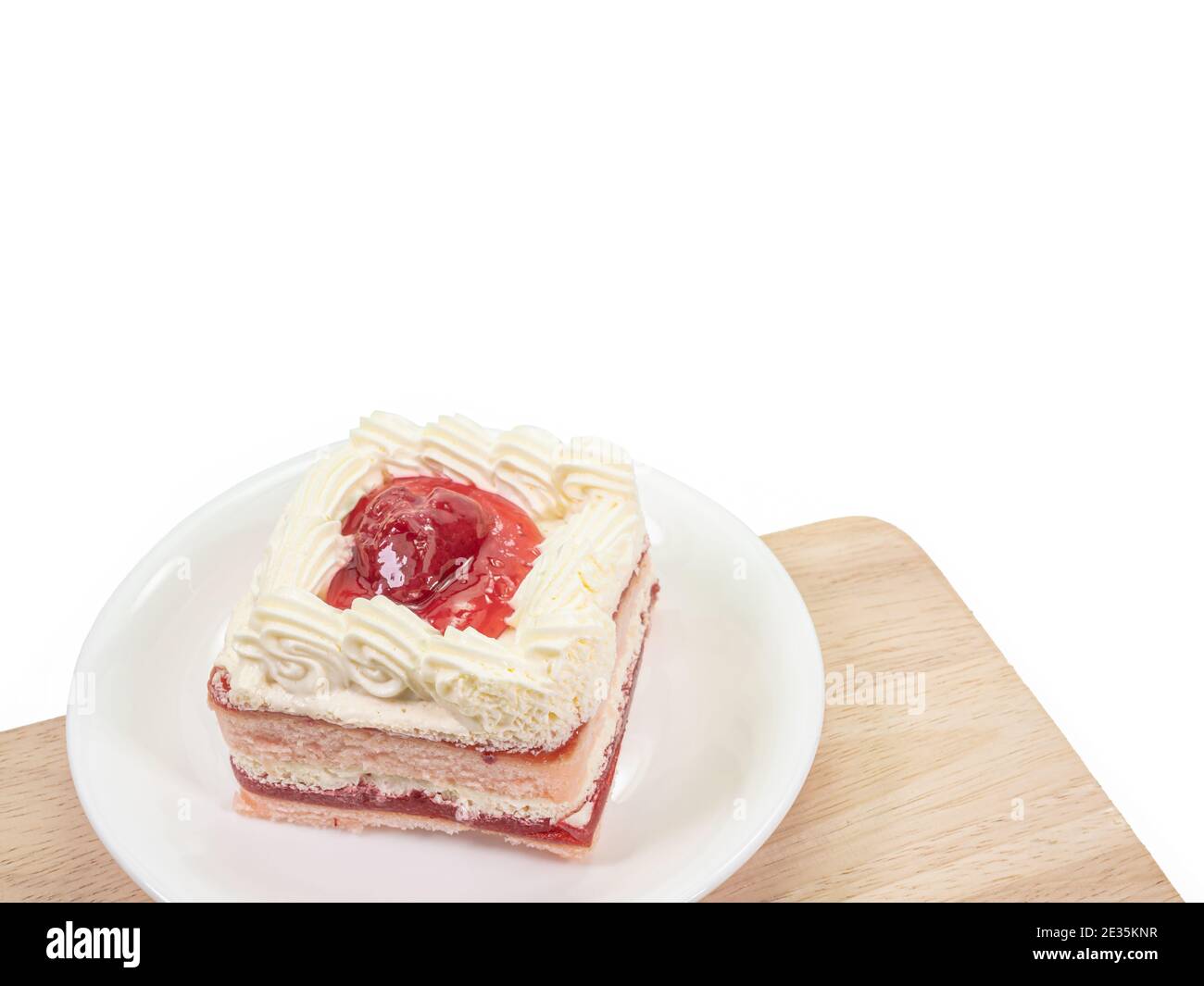 Primo piano del dolce panificio artigianale di torta di fragole su piccolo piatto su sfondo bianco per pausa caffè e festa di compleanno. Foto Stock