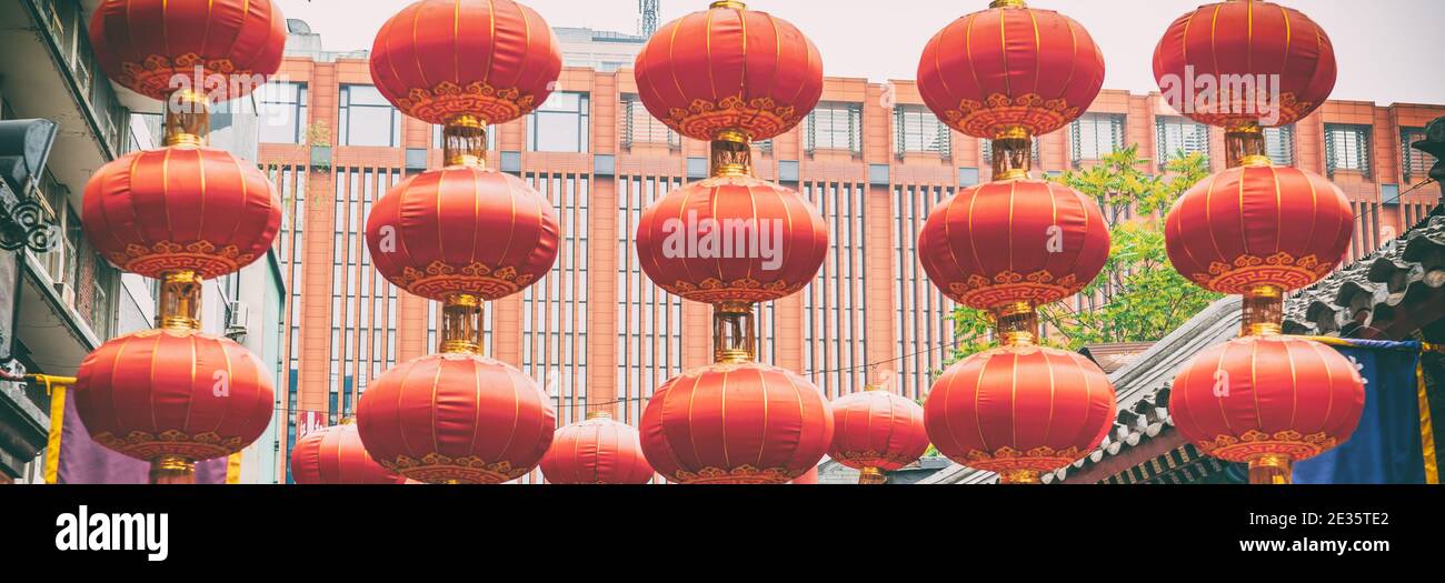Cina viaggio lanterne rosse cinese in via chinatown per il Capodanno cinese Lunar Celebration sfondo banner. Mercato di strada a Pechino, Cina Foto Stock