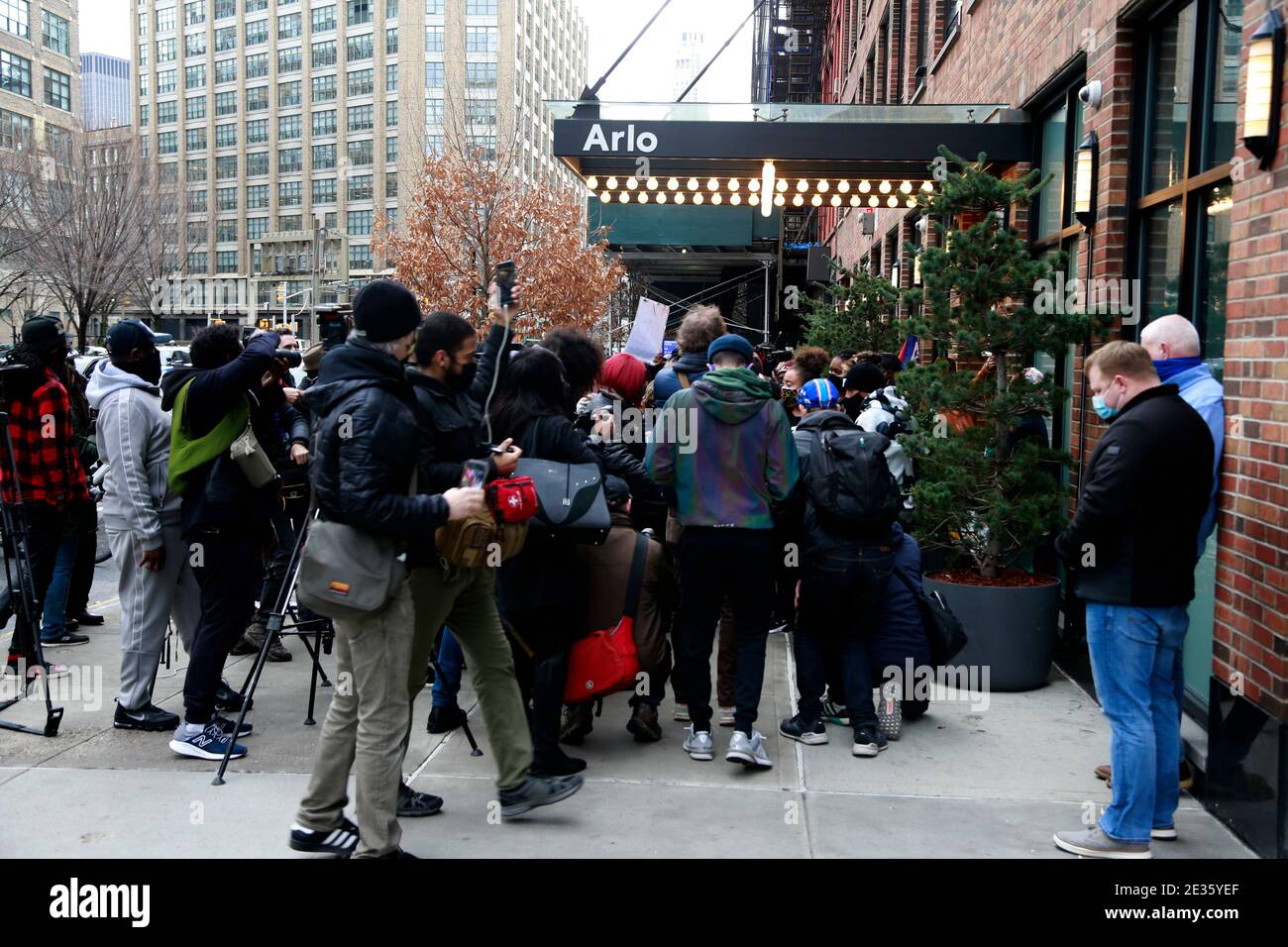 New York, NY, Stati Uniti. 16 gennaio 2021. Keyon Harrold Sr. E Kat Rodriguez, i genitori del keyon Harrold Jr., Chi è stato aggredito e accusato di furto di un telefono cellulare da Miya Ponsetta all'hotel Arlo Soho partecipa alla conferenza stampa chiedendo che Arlo Hotels/Quadrom Global si assuma la responsabilità dell'assalto al keyon Harrold Jr. PESS conferenza si è tenuto davanti all'hotel Arlo Soho nel dicembre 2020 Il 16 gennaio 2021 a New York City. Credit: Mpi43/Media Punch/Alamy Live News Foto Stock