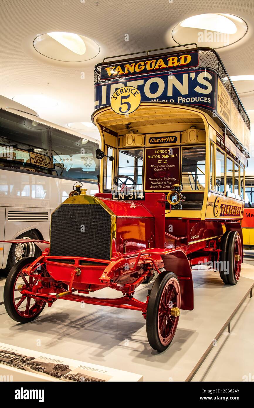 STOCCARDA, GERMANIA, 2019: 1907 Milnes-Daimler autobus a due piani, Doppeldeckerbus, Vanguard London Motor Omnibus, LN-314 nel Museo Mercedes-Benz Foto Stock STOCCARDA, GERMANIA, 2019: 1907 Milnes-Daimler autobus a due piani, Doppeldeckerbus, Vanguard London Motor Omnibus, LN-314 nel Museo Mercedes-Benz Foto Stock
