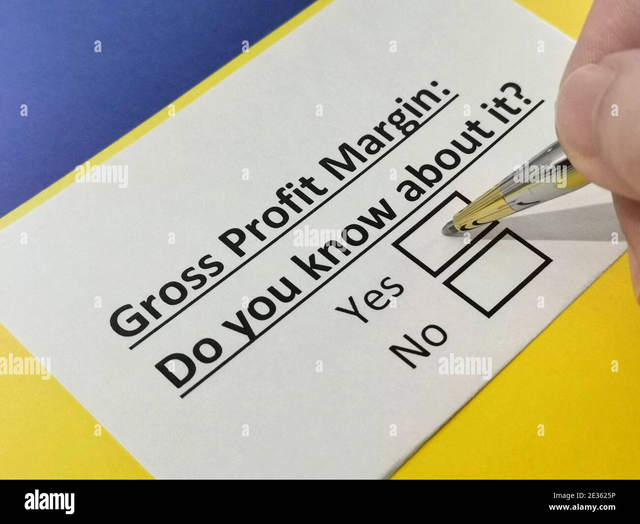 Una persona sta rispondendo alla domanda sul margine di profitto lordo. Foto Stock