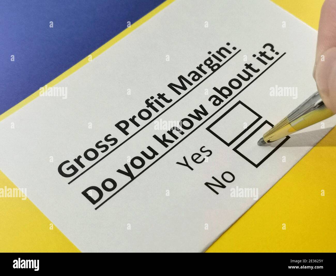 Una persona sta rispondendo alla domanda sul margine di profitto lordo. Foto Stock