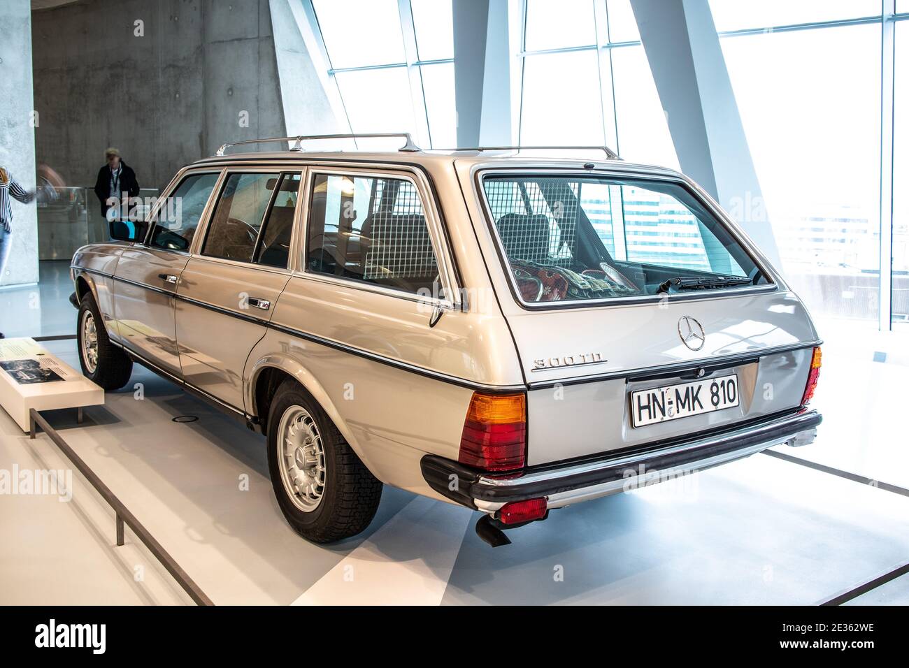 STOCCARDA, GERMANIA, 2019: 1985 Mercedes-Benz 300 TD t-model station wagon  nel museo Mercedes-Benz, HN-MK 810 Foto stock - Alamy