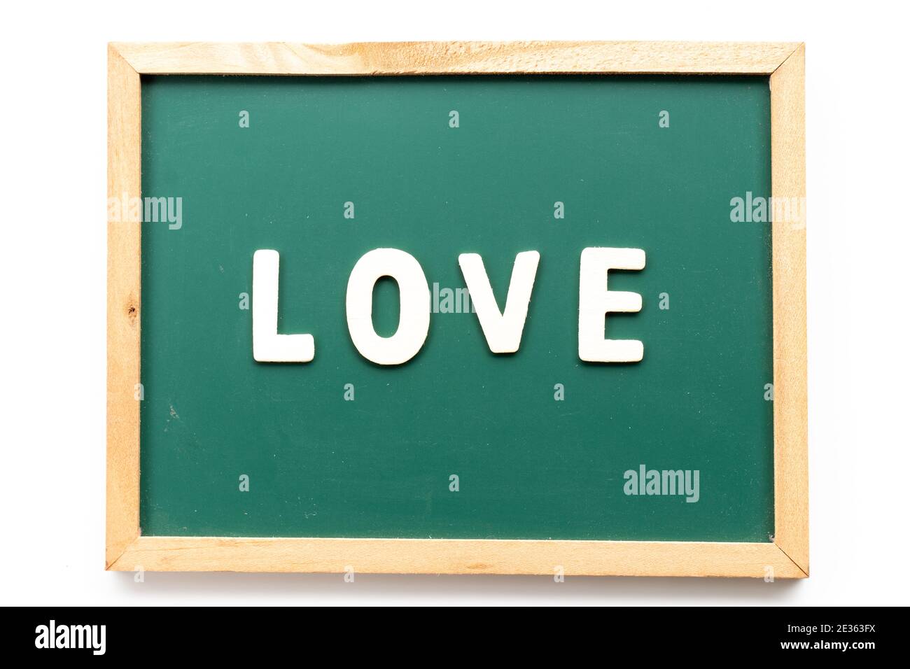 Lettera alfabetica in parola amore in lavagna su sfondo bianco Foto Stock