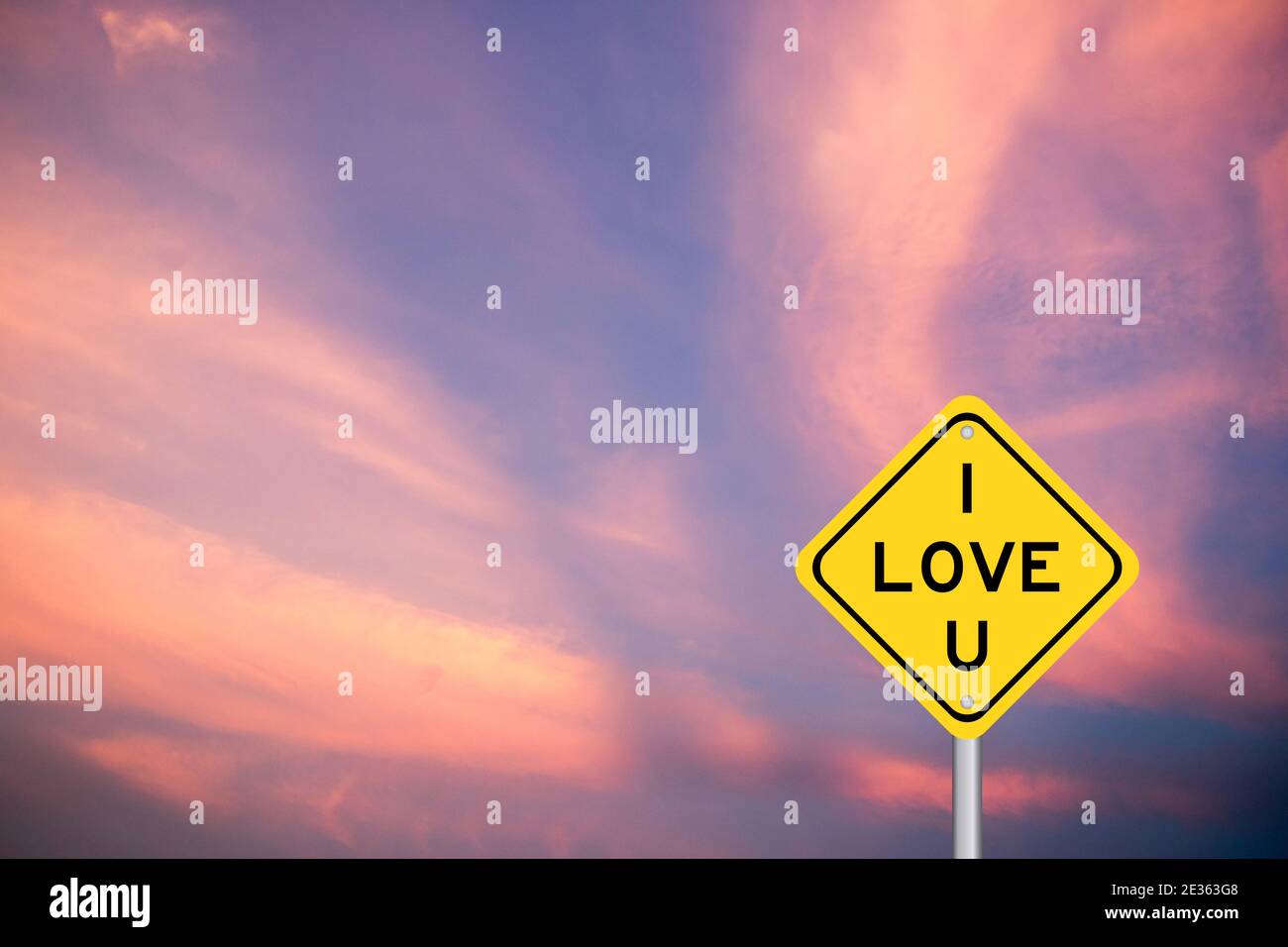 Cartello giallo di trasporto con la parola ti amo sulla viola sfondo del cielo Foto Stock