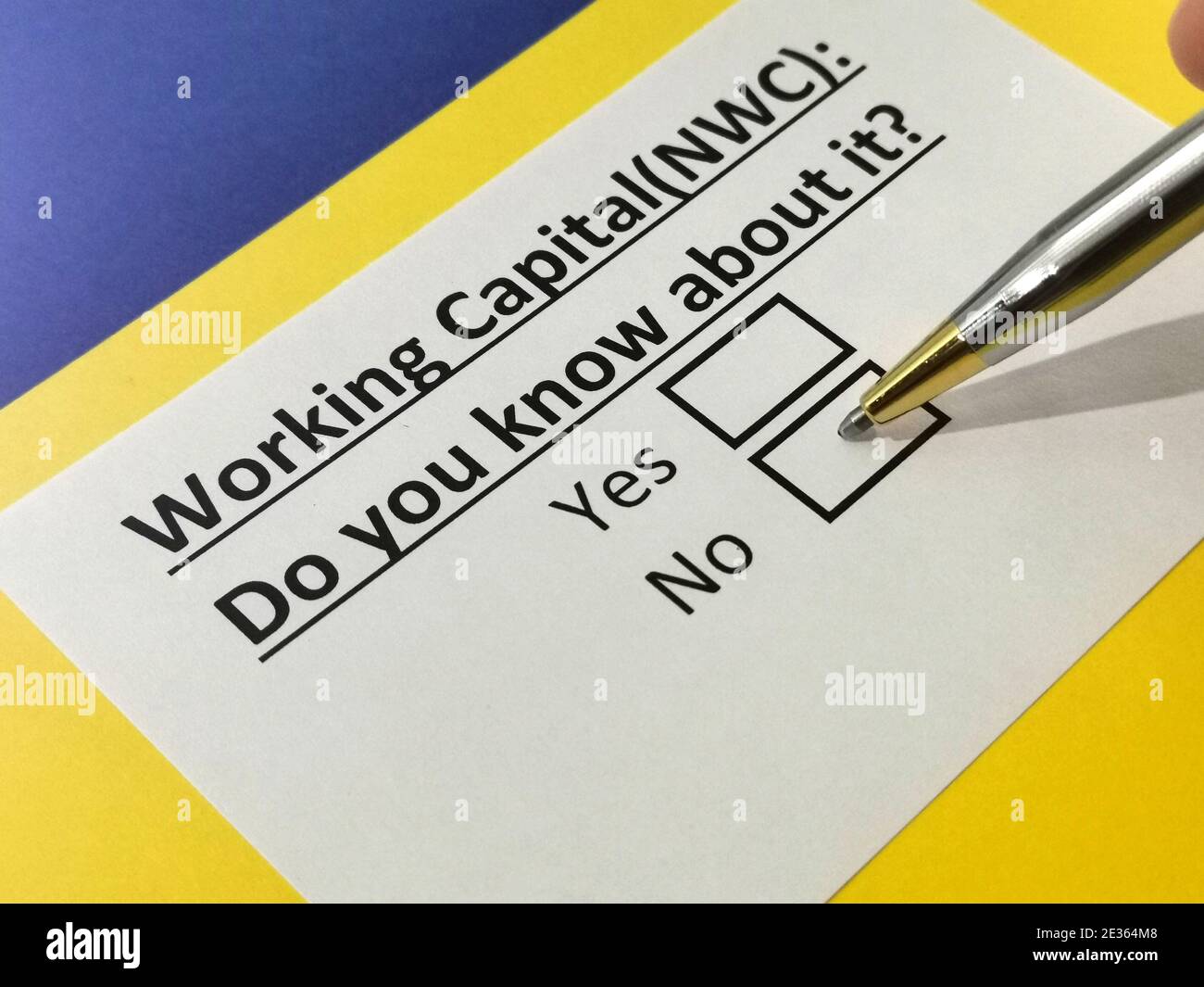 Una persona sta rispondendo alla domanda sul capitale circolante. Foto Stock
