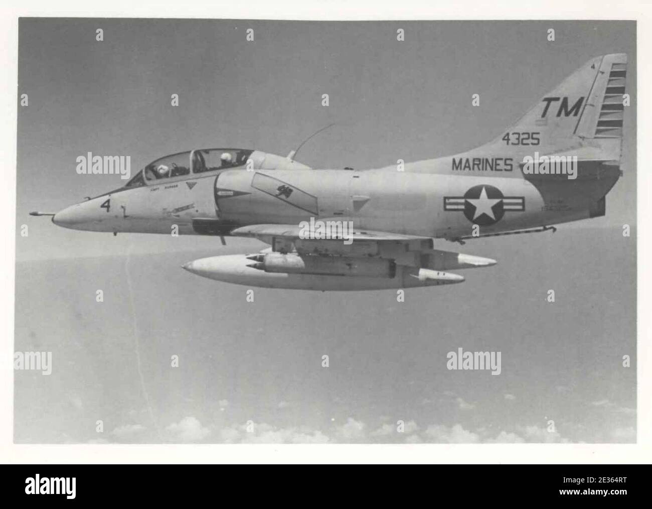 MAG-11 TA-4 Skyhawk serve come osservatore in avanti per USS New Jersey BB-62. Foto Stock