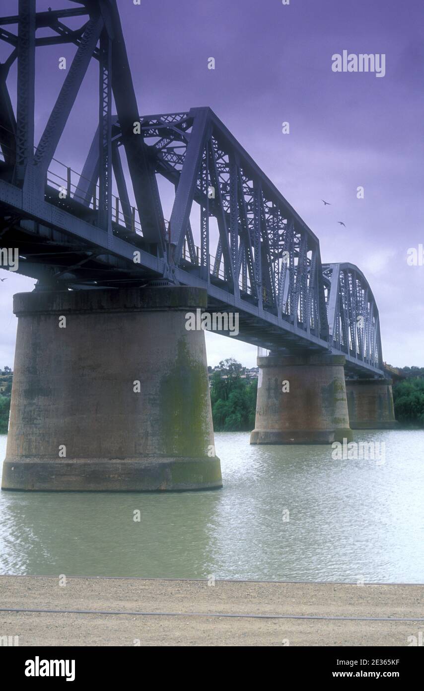 VISTA DEL PONTE PRINCIPALE SUL FIUME MURRAY VICINO LA CITTÀ DI MURRAY BRIDGE IN AUSTRALIA DEL SUD Foto Stock