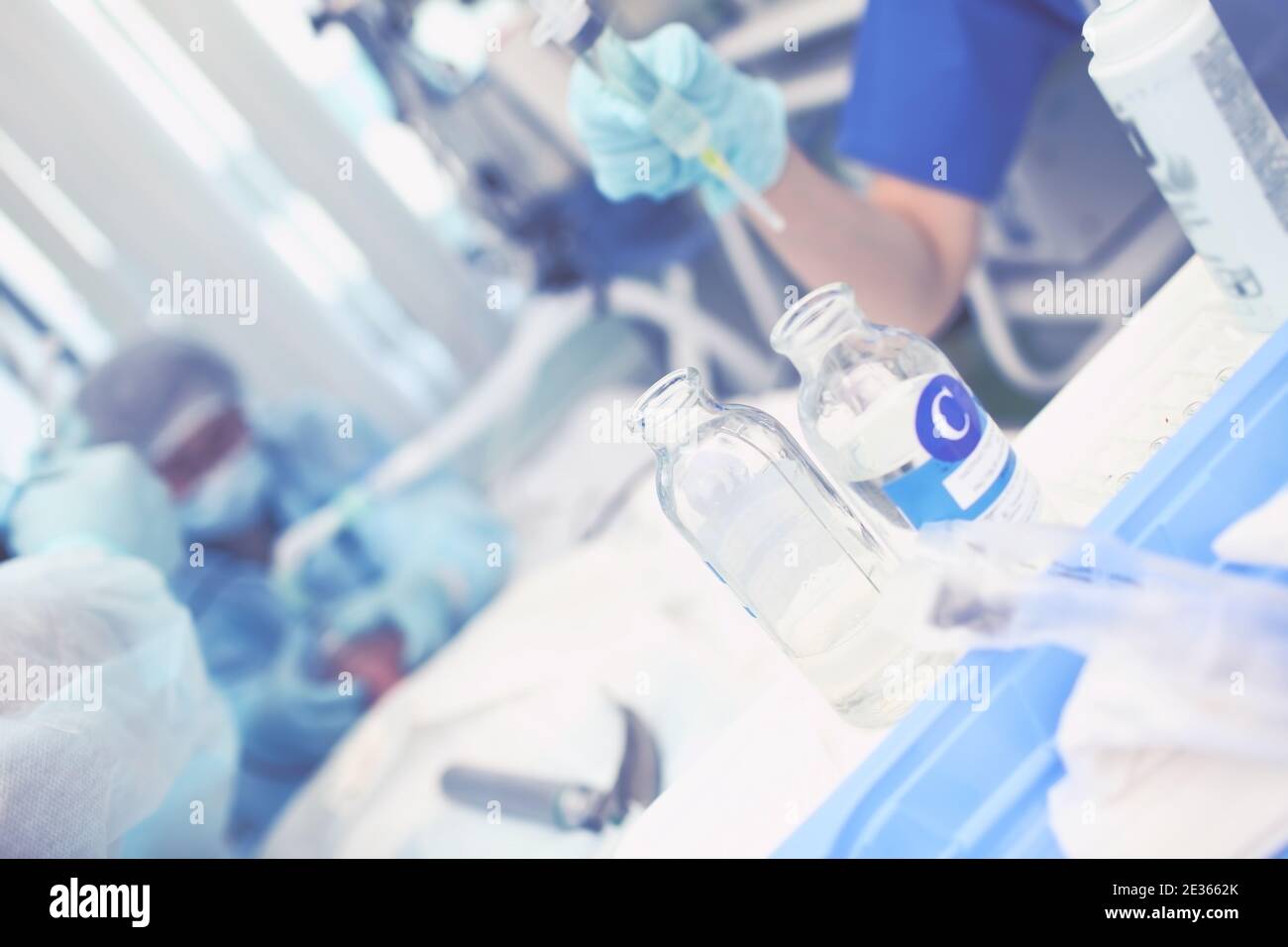 Assistente medico lavora durante l'intervento chirurgico urgente. Foto Stock