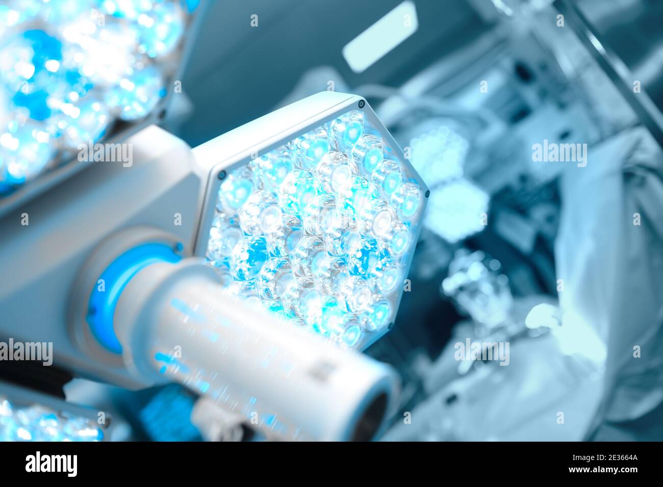 Chirurgo di lavoro sullo sfondo della lampada chirurgica. Foto Stock