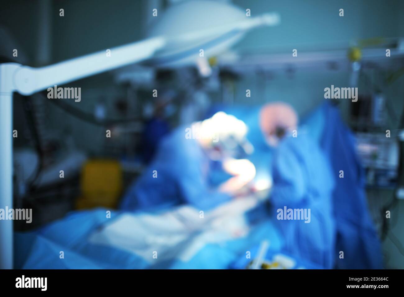 Lavoro chirurgico in ospedale, sfondo non focalizzato. Foto Stock