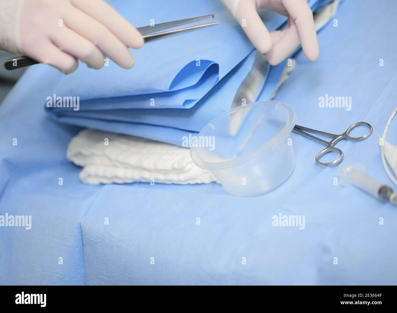 Infermiere che prepara sala medicazione chirurgica. Foto Stock