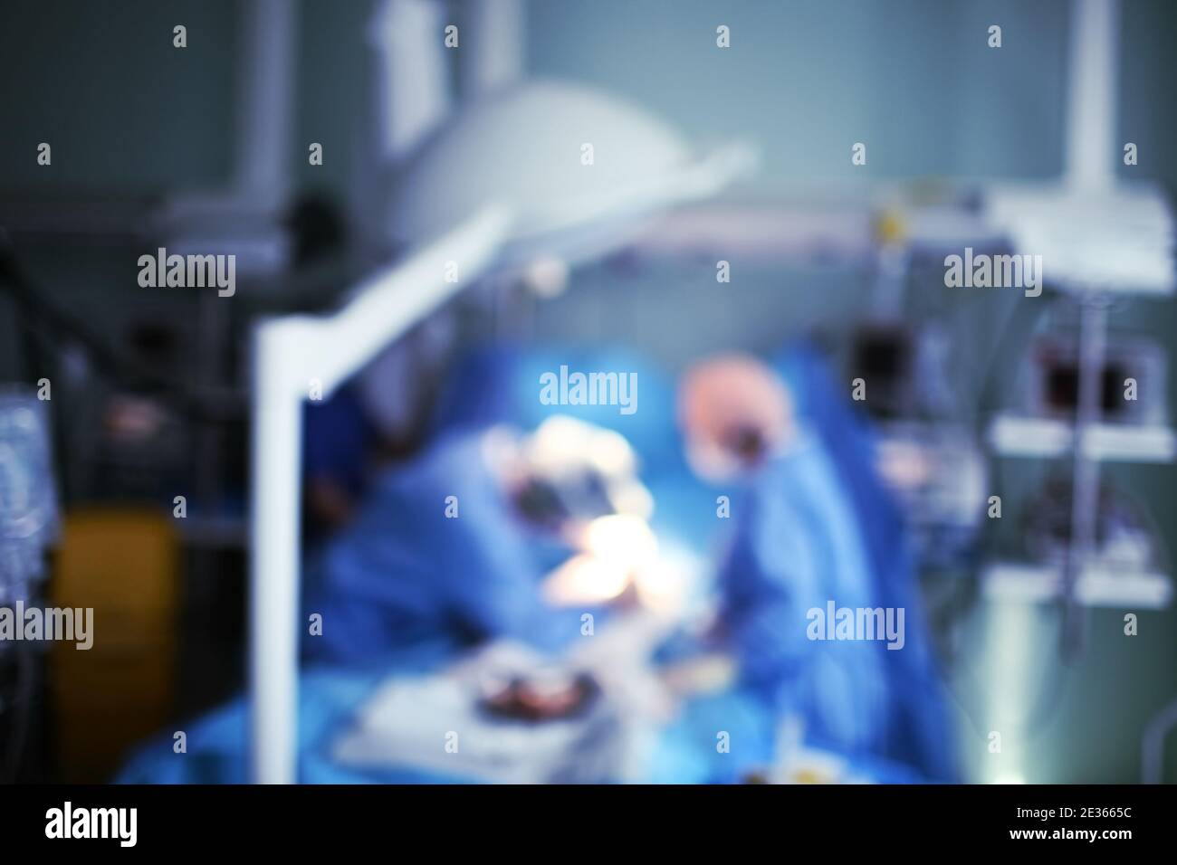 Personale medico che lavora, background non focalizzato. Foto Stock