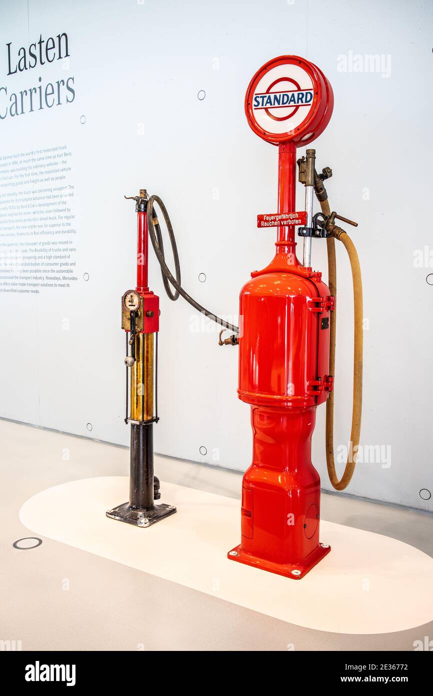 STOCCARDA, GERMANIA, 2019: Una vecchia pompa benzina Shell Diesel classica e obsoleta, pompe a benzina d'epoca al Museo Mercedes-Benz Foto Stock