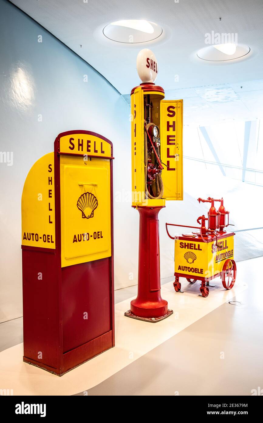 STOCCARDA, GERMANIA, 2019: Una vecchia pompa benzina Shell Diesel classica  e obsoleta, pompe a benzina d'epoca al Museo Mercedes-Benz Foto stock -  Alamy