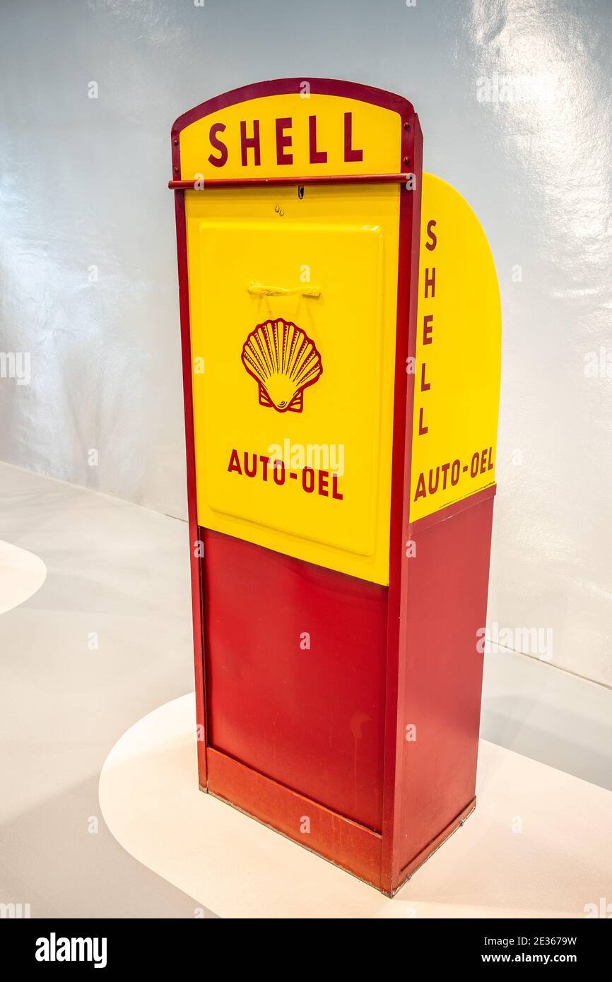 STOCCARDA, GERMANIA, 2019: Una vecchia pompa benzina Shell Diesel classica e obsoleta, pompe a benzina d'epoca al Museo Mercedes-Benz Foto Stock