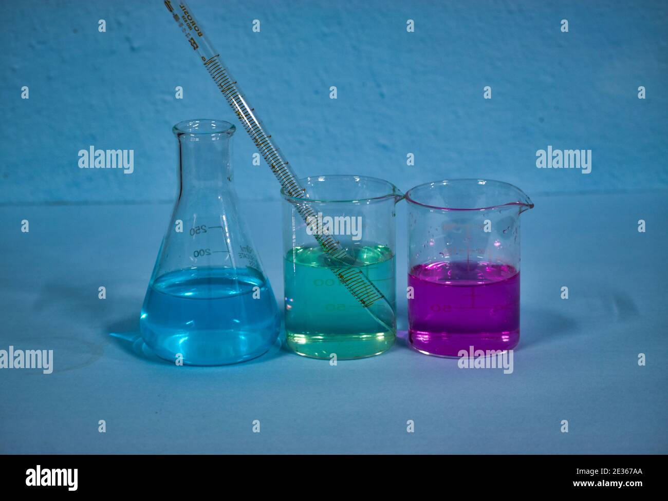 Soluzione di colore in laboratorio chimico. Apparecchiatura per laboratorio chimico con soluzione a colori. Foto Stock